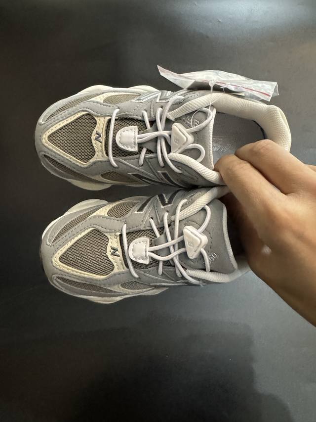 专G版Nb9060松紧扣儿童老爹运动鞋 Size：24-37码 经典Nb9060老爹款 松紧扣设计，附赠一对鞋带，穿脱方便 老爹款式设计，百搭又时髦