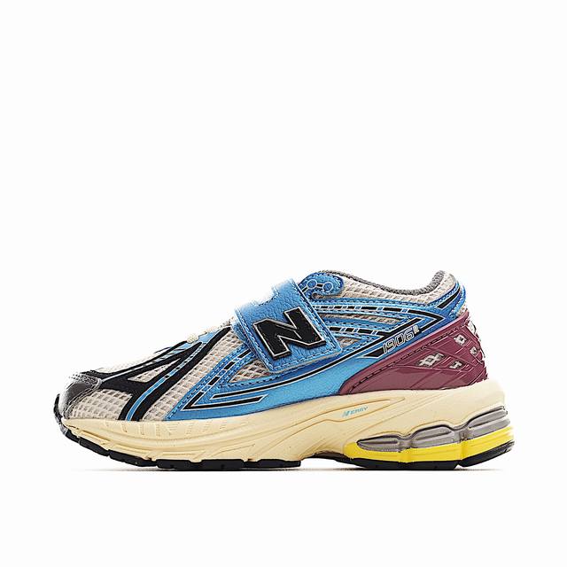 Nb 6 魔术贴儿童跑步鞋 立体双层织面搭配镂空支撑带复古未来感淋漓彰显，亦可搭配亲子款全家玩转复古千禧风。中底采用Ab科技与Ny避震系统，缓震回弹性能更出色。