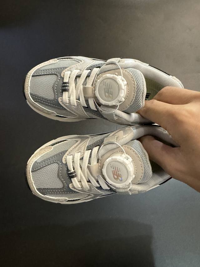 Nb530旋转纽扣童鞋透气舒适运动鞋 Size:26-37码 对于许多家长来说，找到既美观又实用的儿童鞋是件棘手的事。但当谈到Nb530旋转纽扣童鞋时，一切问题