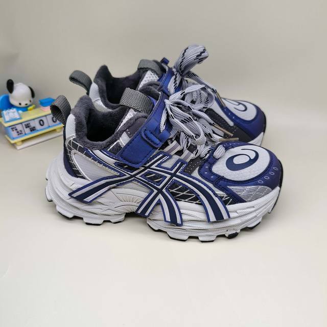 亚瑟士加绒Asicsgel-Nyc童鞋亚瑟士潮牌锁扣儿童运动鞋 Size：32-37码 经典潮牌户外品牌 百搭又时髦 加绒保暖款 锁扣设计，穿脱超方便 优质皮料