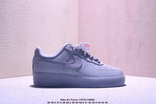 Nk Air Force 1‘07 Low 空军一号低帮休闲板鞋 鞋款采用再生材料制成，混合了皮革、网眼和绒面革。侧面的双 Swooshes、“82”品牌的鞋舌
