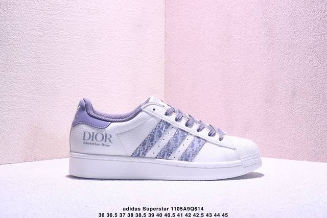 高端定制Adidas Superstar 斯图西联名-白蓝 延续 Adidas 标志性贝壳头，以米白为主调的鞋身，宛如复古画报的底色，质感皮质细腻又挺括，复刻着