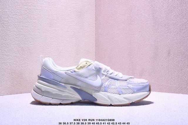 真标耐克Nike V2K Run跑步鞋复古风潮 网面透气运动鞋 灰银紧致的鞋面材质提供良好的包裹性鞋侧 Swoosh以及鞋头部分搭配增添不少亮点的镀铬细节鞋垫上