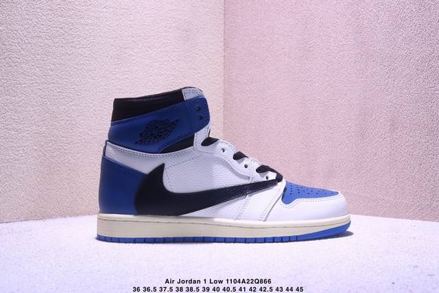 Travis Scott X Fragment X Air Jordan 1 Low“Military Blue”闪电倒钩高帮整鞋以白色为主，搭配黑曜石鞋头和大