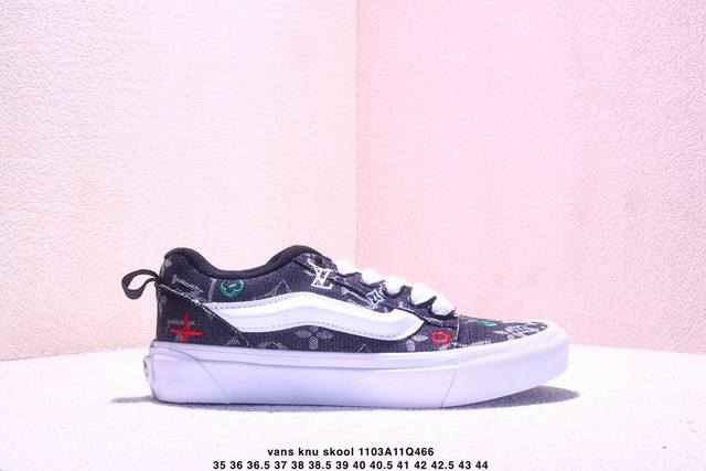 Lv和Vans Knu Skool强强联合。鞋身Lv提花+ 30个Logo电绣爆款来袭，黑色电绣系震撼登场系列耐磨透气低帮板鞋男女同款 颜色:Vans 联名Lv