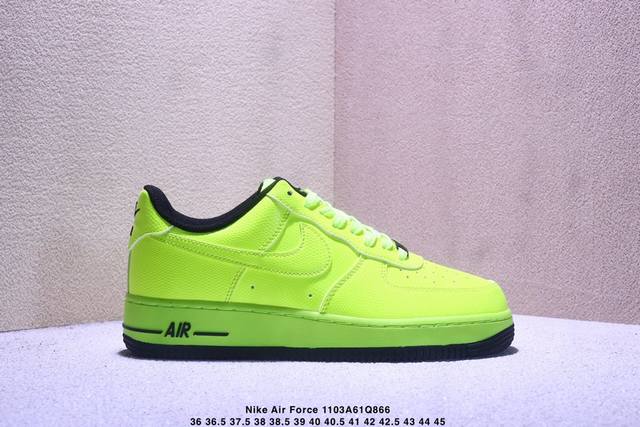 耐克 Nike Air Force 1 ’07 空军一号Af1 低帮厚底增高百搭休闲运动板鞋。柔软、弹性十足的缓震性能和出色的中底设计，横跨复古与现代的外型结合