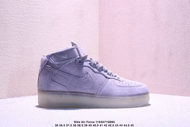耐克 Nike Air Force 1 ’07 空军一号低帮百搭休闲运动板鞋。柔软、弹性十足的缓震性能和出色的中底设计，横跨复古与现代的外型结合，造就出风靡全球