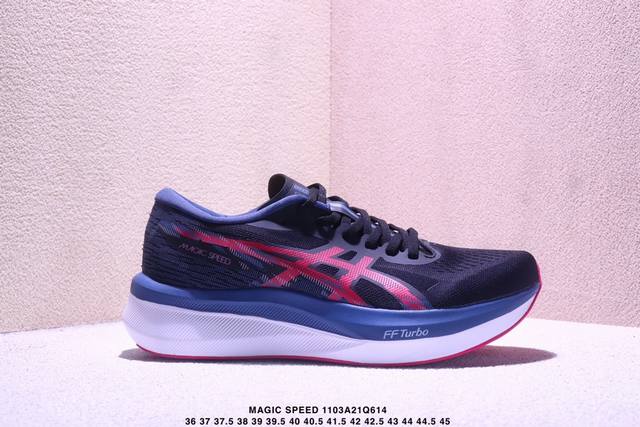 Asics 亚瑟士Magic Speed 4稳定跑鞋鞋面采用双层提花网面设计，提高包裹性和透气性，后跟搭载稳定系统科技T-Gel提升整体支撑力和结构感，减少对身