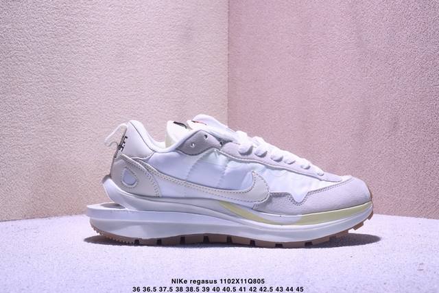 耐克Sacai X Nike Regasus Vaporrly Sp 华夫双勾三代3.0走秀 鞋身材质由翻毛皮和透气网布共同打造。熟悉的解构手法、重叠Swoos