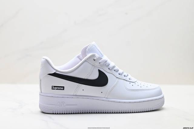 公司级耐克Nike Air Force 1‘07 空军一号低帮百搭休闲运动板鞋。柔软、弹性十足的缓震性能和出色的中底设计，横跨复古与现代的外型结合，造就出风靡全