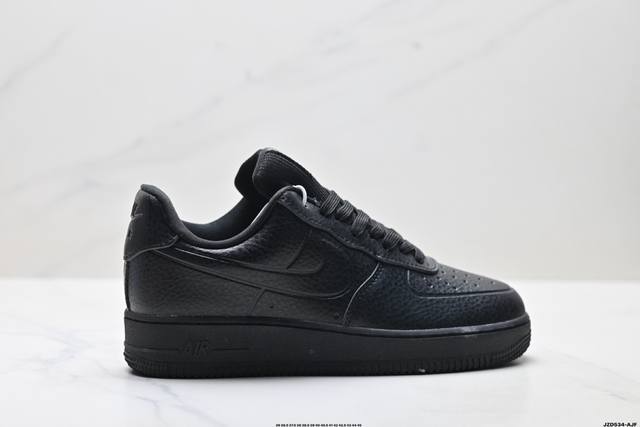 公司级耐克Nike Air Force 1’07空军一号低帮百搭休闲运动板鞋。柔软、弹性十足的缓震性能和出色的中底设计，横跨复古与现代的外型结合，造就出风靡全球