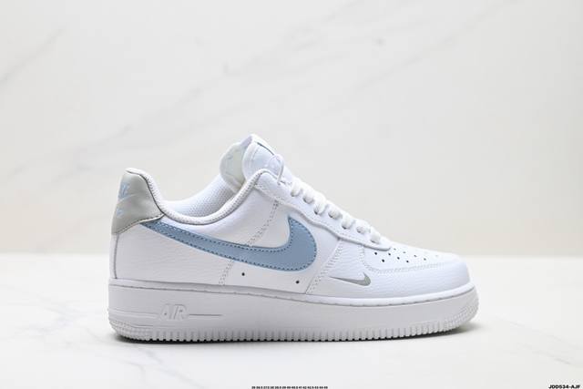 真标耐克Nike Air Force 1’07空军一号低帮百搭休闲运动板鞋。柔软、弹性十足的缓震性能和出色的中底设计，横跨复古与现代的外型结合，造就出风靡全球三