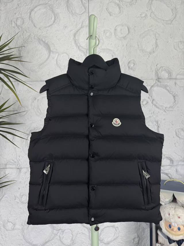 顶级版本 Mon 25Ss秋冬新款常青系列经典Maya雾面羽绒服马甲！经典主线里最抢手最火爆的系列，柜台跟官方购买基本靠抢。今年的Maya在以往经典的基础上有所