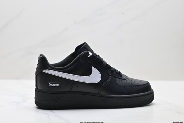 公司级耐克Nike Air Force 1‘07 Lv8 空军一号低帮百搭休闲运动板鞋。柔软、弹性十足的缓震性能和出色的中底设计，横跨复古与现代的外型结合，造就
