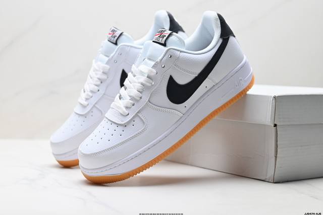 真标耐克Nike Air Force 1’07空军一号低帮百搭休闲运动板鞋。柔软、弹性十足的缓震性能和出色的中底设计，横跨复古与现代的外型结合，造就出风靡全球三