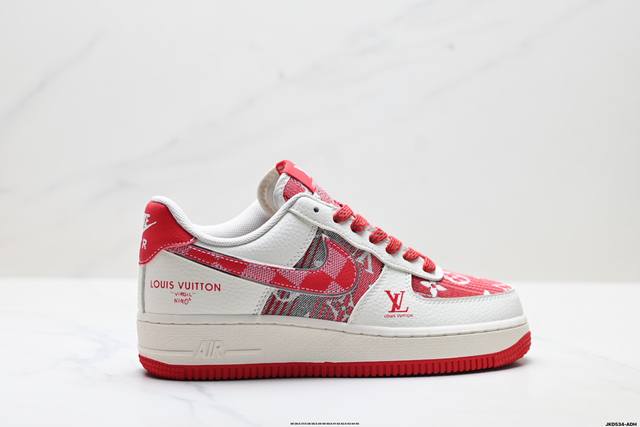 公司级耐克Nike Air Force 1‘07 空军一号低帮百搭休闲运动板鞋。柔软、弹性十足的缓震性能和出色的中底设计，横跨复古与现代的外型结合，造就出风靡全