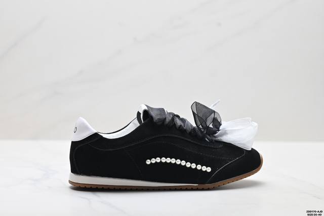 公司级Alo Yoga Sunset 月色舞曲 定制球鞋法式少女 芭蕾风 耐磨 低帮休闲鞋 面料高丝光牛反毛 鞋舌内置了轻乳棉和后包内置厚实乳胶 脚感更加舒适