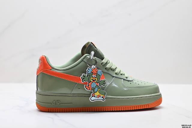 耐克Nike Air Force 1“07Lvb空军一号低帮百搭休闲运动板鞋。柔软、弹性十足的缓震性能和出色的中底设计，横跨复古与现代的外型结合，造就出风靡全球