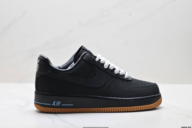 公司级耐克Nike Air Force 1“07 Lv8空军一号低帮百搭休闲运动板鞋。柔软、弹性十足的缓震性能和出色的中底设计，横跨复古与现代的外型结合，造就出