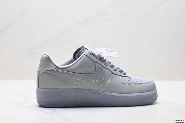 真标耐克Nike Air Force 1’07空军一号低帮百搭休闲运动板鞋。柔软、弹性十足的缓震性能和出色的中底设计，横跨复古与现代的外型结合，造就出风靡全球三