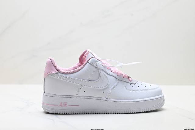 真标耐克Nike Air Force 1’07空军一号低帮百搭休闲运动板鞋。柔软、弹性十足的缓震性能和出色的中底设计，横跨复古与现代的外型结合，造就出风靡全球三