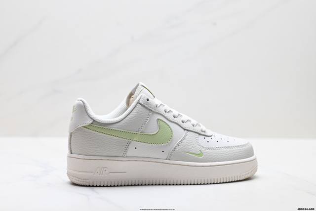 真标耐克Nike Air Force 1’07空军一号低帮百搭休闲运动板鞋。柔软、弹性十足的缓震性能和出色的中底设计，横跨复古与现代的外型结合，造就出风靡全球三