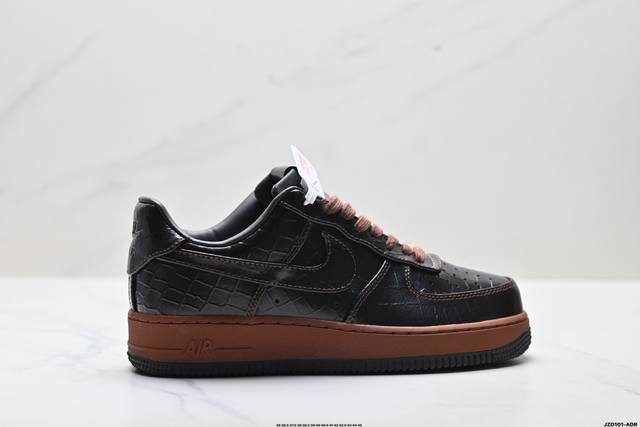 真标耐克Nike Air Force 1’07空军一号低帮百搭休闲运动板鞋。柔软、弹性十足的缓震性能和出色的中底设计，横跨复古与现代的外型结合，造就出风靡全球三