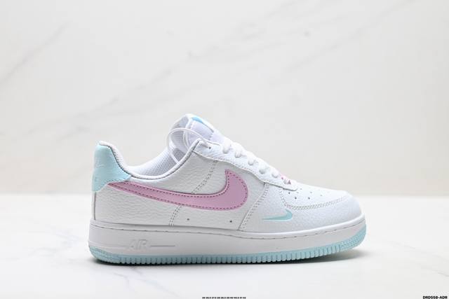 真标耐克Nike Air Force 1‘07空军一号低帮百搭休闲运动板鞋。柔软、弹性十足的缓震性能和出色的中底设计，横跨复古与现代的外型结合，造就出风靡全球三