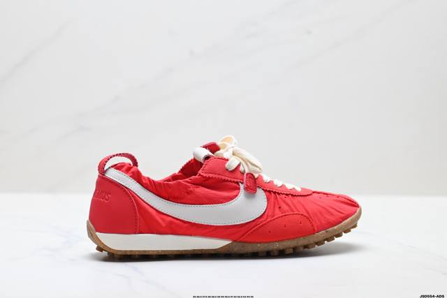 公司级Jacquemus X Nike Jacumoon 耐克 柔软舒适防滑耐磨 低帮休闲板鞋 欧美走秀款英伦复古 翘式鞋头设计 响应灵活 采用经典鞋型 融入全