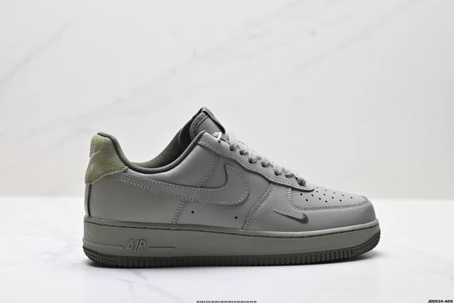 真标耐克Nike Air Force 1’07空军一号低帮百搭休闲运动板鞋。柔软、弹性十足的缓震性能和出色的中底设计，横跨复古与现代的外型结合，造就出风靡全球三
