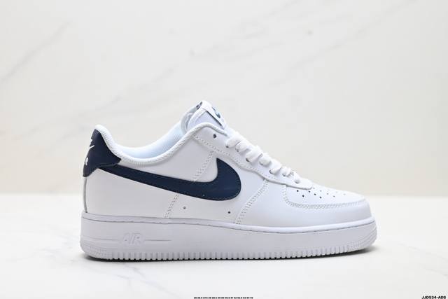 真标耐克Nike Air Force 1’07空军一号低帮百搭休闲运动板鞋。柔软、弹性十足的缓震性能和出色的中底设计，横跨复古与现代的外型结合，造就出风靡全球三
