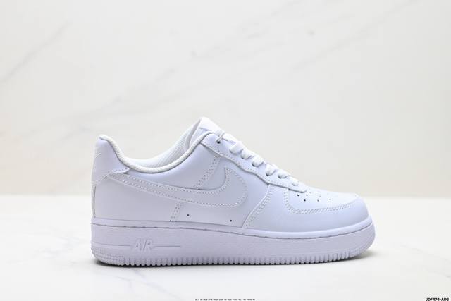真标耐克Nike Air Force 1’07空军一号低帮百搭休闲运动板鞋。柔软、弹性十足的缓震性能和出色的中底设计，横跨复古与现代的外型结合，造就出风靡全球三