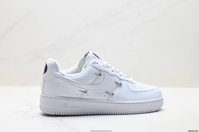 真标耐克Nike Air Force 1’07空军一号低帮百搭休闲运动板鞋。柔软、弹性十足的缓震性能和出色的中底设计，横跨复古与现代的外型结合，造就出风靡全球三