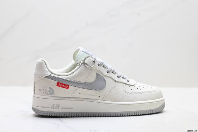 公司级耐克Nike Air Force 1’07空军一号低帮百搭休闲运动板鞋。柔软、弹性十足的缓震性能和出色的中底设计，横跨复古与现代的外型结合，造就出风靡全球