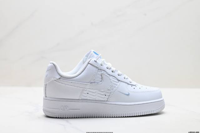 真标耐克Nike Air Force 1’07空军一号低帮百搭休闲运动板鞋。柔软、弹性十足的缓震性能和出色的中底设计，横跨复古与现代的外型结合，造就出风靡全球三