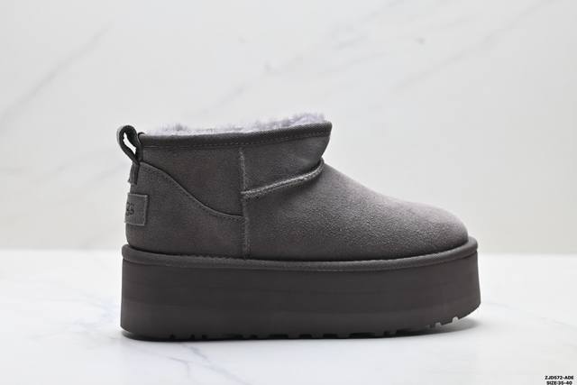 公司级Ugg Classic Mini Dipper 轻便舒适 麂皮 保暖雪地靴 鞋面设计 采用优质翻毛皮 易于打理 舒适与时髦一并拿捏 鞋内里材质 采用羊毛一