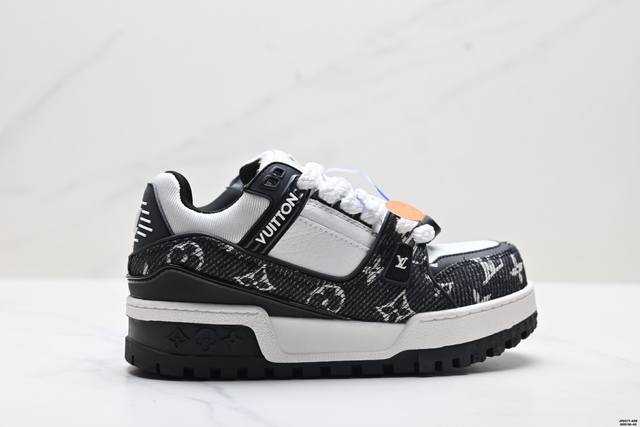 公司级Louis Vuitton Trainer Maxi 路易威登 小胖丁 圆头系带低帮 厚底板鞋 舒适防滑底和百搭性霸屏整个时尚娱乐圈 细节调整完美主义 鞋