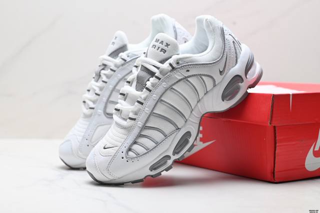 真标Nike Air Max Tailwind 4 时尚舒适跑步鞋男 Nike Air Max Tailwind Iv 以全新外观演绎 90年代经典设计。Max