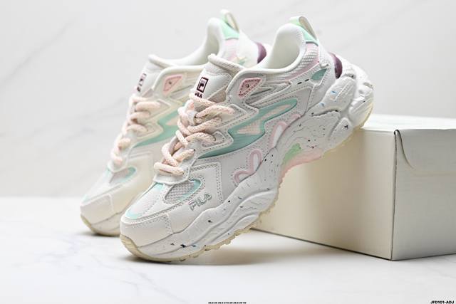 公司级Fila斐乐 蕨草鞋 Fern 低帮运动鞋新款户外老爹鞋反光休闲鞋 延续蕨草的经典户外风老爹廓形搭配全新自然感鞋面与中底线条设计让每一步都尽显生机 货号: