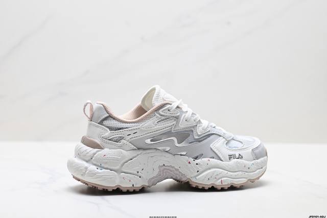 公司级Fila斐乐 蕨草鞋 Fern 低帮运动鞋新款户外老爹鞋反光休闲鞋 延续蕨草的经典户外风老爹廓形搭配全新自然感鞋面与中底线条设计让每一步都尽显生机 货号:
