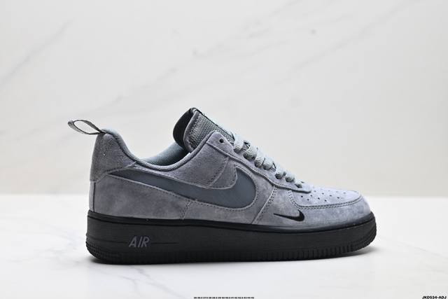 公司级耐克Nike Air Force 1’07空军一号低帮百搭休闲运动板鞋。柔软、弹性十足的缓震性能和出色的中底设计，横跨复古与现代的外型结合，造就出风靡全球