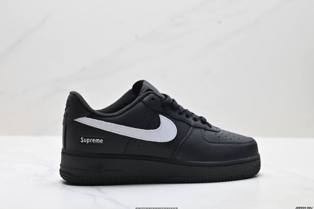 公司级耐克Nike Air Force 1’07空军一号低帮百搭休闲运动板鞋。柔软、弹性十足的缓震性能和出色的中底设计，横跨复古与现代的外型结合，造就出风靡全球