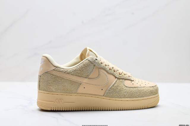 真标耐克Nike Air Force 1’07空军一号低帮百搭休闲运动板鞋。柔软、弹性十足的缓震性能和出色的中底设计，横跨复古与现代的外型结合，造就出风靡全球三