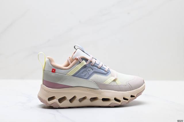 公司级On昂跑 Cloudhorizon 新品男女款缓震徒步鞋 Cloudhorizon徒步鞋还具备卓越的缓震功能。鞋底材质和结构设计使得每一步都能够有效地减震