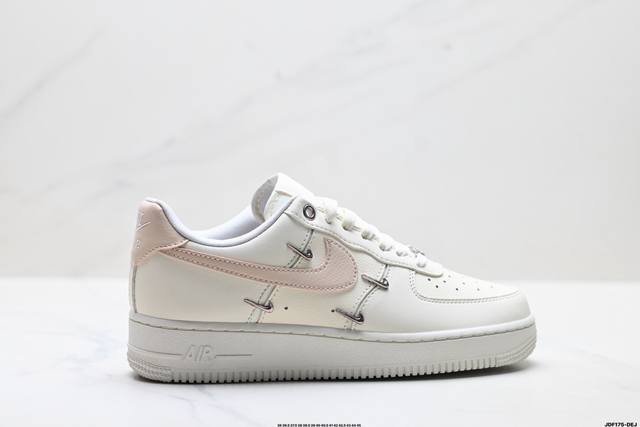 真标耐克Nike Air Force 1‘07 空军一号低帮百搭休闲运动板鞋。柔软、弹性十足的缓震性能和出色的中底设计，横跨复古与现代的外型结合，造就出风靡全球