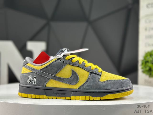 耐克 Supreme X Nike Dunk Sb Low 此款鞋跟上绣有“94”字样，纪念品牌的创立年份，该品牌的标志性徽标还被蚀刻在了中底的侧壁上。鞋垫沿用