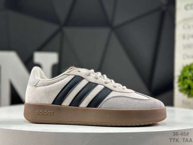 真标带半码 阿迪达斯 Adidas Barreda 考拉派对 复古休闲 清新 舒适百搭 德训鞋 T字头 防滑耐磨 低帮 板鞋 男女同款运动鞋。鞋头加宽设计提升了