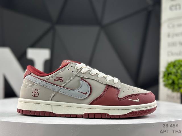 耐克 Nike Dunk Low 此款主张打破传统的工业化流水线设计限制，以Made By Ideas的超级创意为理念，集结众多潮流设计师，结合时下最Ing潮流