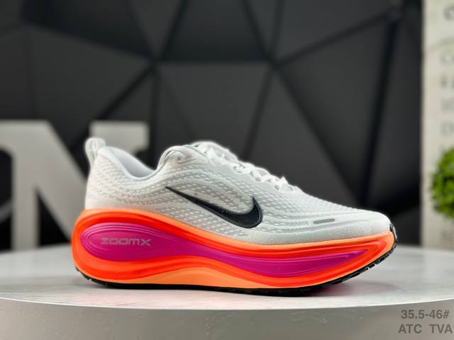 耐克 Nike Vomero plus 耐克 舒适减震防滑 低帮跑步鞋 全掌Reactx泡绵中底 前掌和后跟还配备了Air Zoom气垫单元 据说跑起来更快更舒