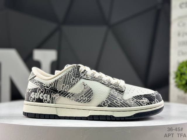 耐克 Nike Dunk Low 此款主张打破传统的工业化流水线设计限制，以Made By Ideas的超级创意为理念，集结众多潮流设计师，结合时下最Ing潮流